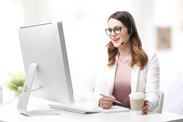 Agente de atención al cliente sentado — Foto de Stock