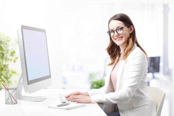 Профессиональная женщина за компьютером — стоковое фото