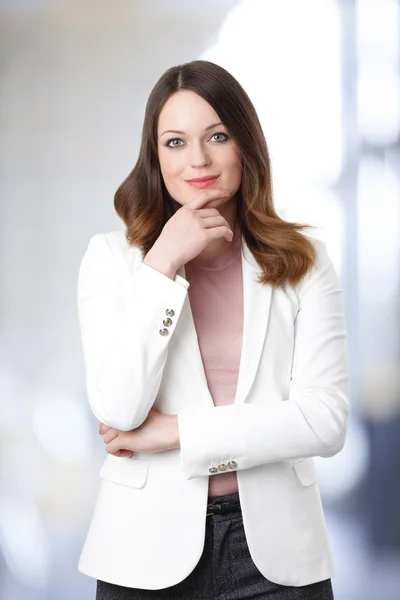 Femme d'affaires debout dans le bureau — Photo