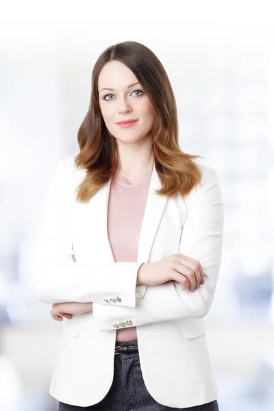 Femme d'affaires debout dans le bureau — Photo