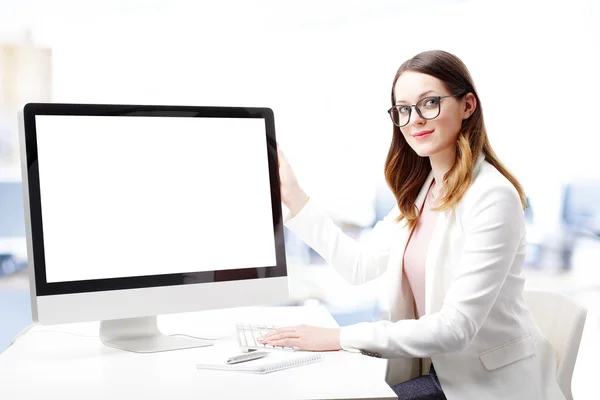 Femme d'affaires assise au bureau — Photo