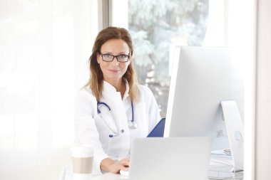 onun dizüstü bilgisayarda çalışan doktor 