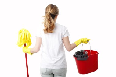 bir paspas el tutan kadın