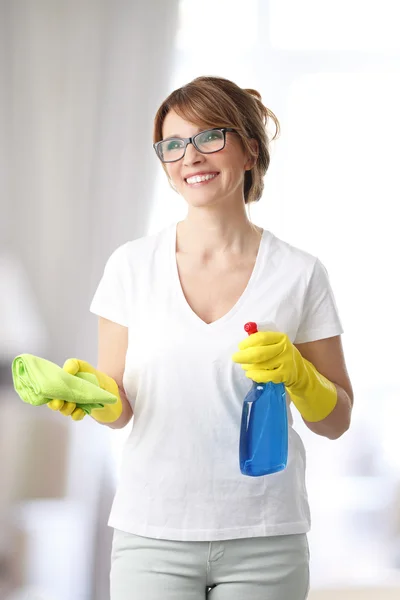 Mujer sosteniendo tela de microfibra — Foto de Stock