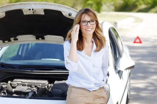 Donna in piedi accanto alla sua auto guasto — Foto Stock