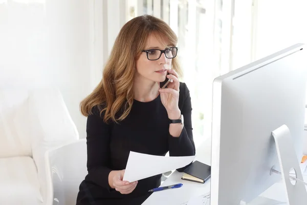 Mujer de negocios usando su móvil — Foto de Stock