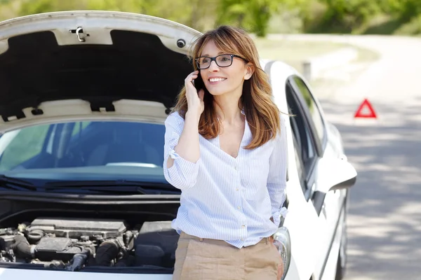 Woman  waiting for emergancy assistance. — Stock Photo, Image