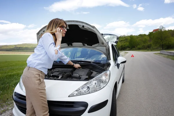 Femme faisant un appel d'urgence — Photo