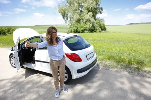 Vrouw hitch hiking. — Stockfoto