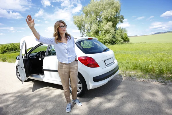 Donna che sventola con la mano per chiedere aiuto . — Foto Stock