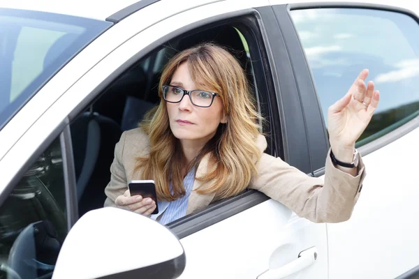 Mujer sosteniendo teléfono — Foto de Stock