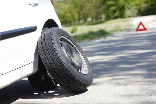 フラット タイヤの問題が付いている車 — ストック写真