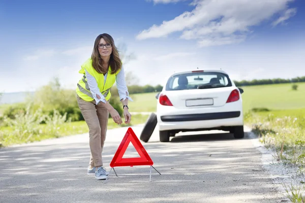 kadın kırmızı uyarı üçgen yukarı ayarlama.