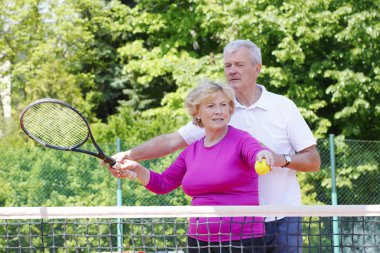 Tenis Kortu, çift ayakta 
