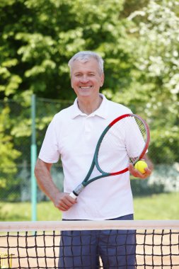  Tenis raket ve top ayakta olan adam 