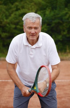 Tenis raketi oynamaya hazır olan adam