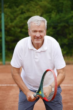 adam hizmet için bekleyen raket ile 