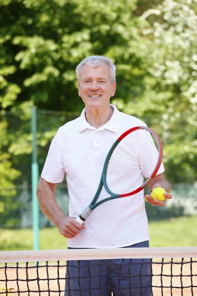 テニス ラケットとボールの立っている男 — ストック写真