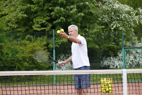 Tennistrainer beim Tennisspielen — Stockfoto