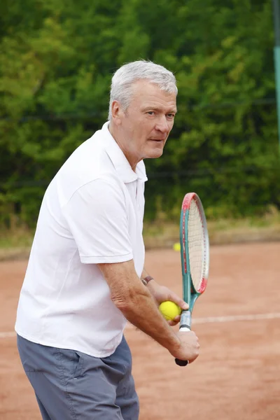 Äldre man spela tennis — Stockfoto