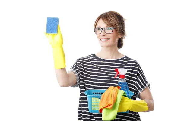 Mulher de meia idade segurando uma garrafa de spray — Fotografia de Stock