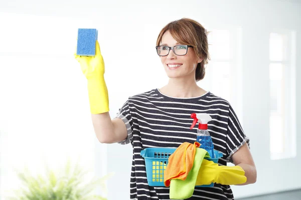 Vrouw schoonmaak glas. — Stockfoto