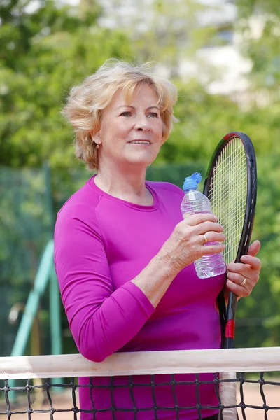 Kvinna dricker en flaska vatten — Stockfoto