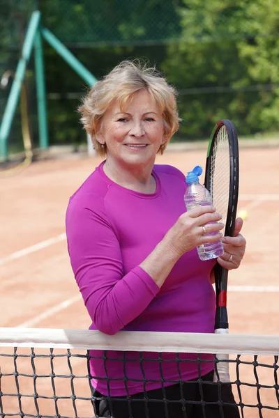 Kvinna dricker en flaska vatten — Stockfoto