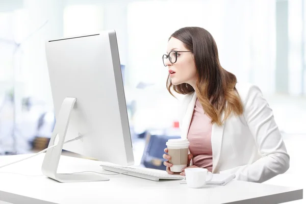 Γυναίκα που κάθεται μπροστά από τον υπολογιστή — Φωτογραφία Αρχείου
