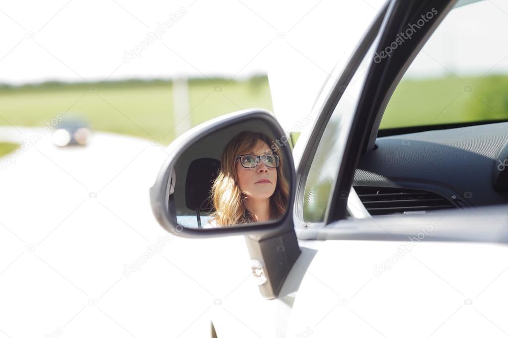 Femme assise dans sa voiture de panne image libre de droit par Sepy