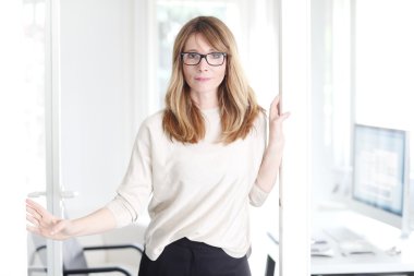  İş kadını ofiste duruyor.