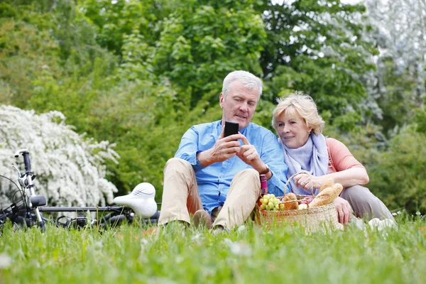Couple utilisant leur smartphone — Photo