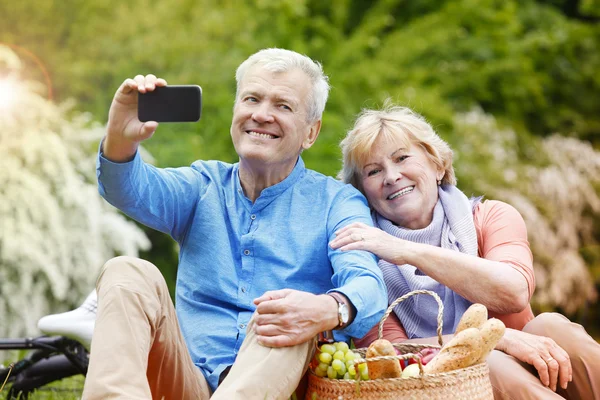 Glad Senior par tar selfie — Stockfoto