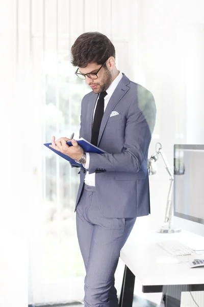 Hombre de negocios haciendo algo de papeleo — Foto de Stock