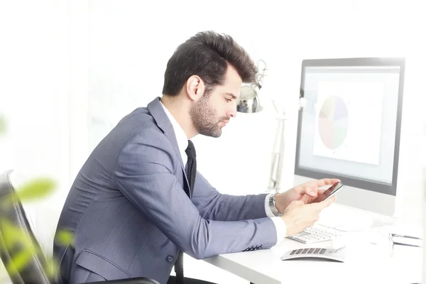 Homme d'affaires assis devant l'ordinateur — Photo
