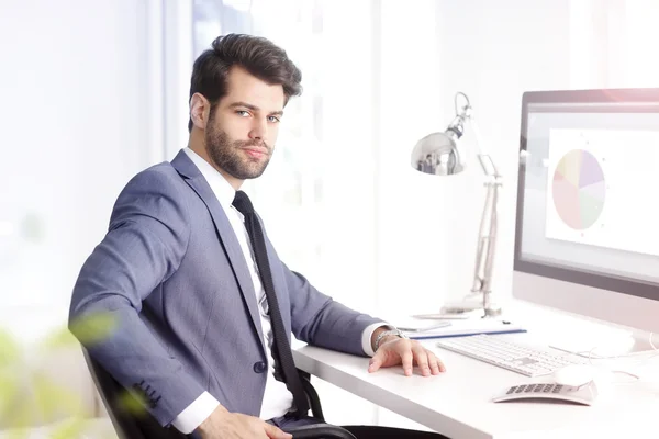 Knappe financiële assistent zitten — Stockfoto