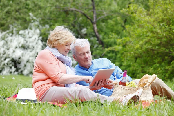 Casal usando tablet digital . — Fotografia de Stock