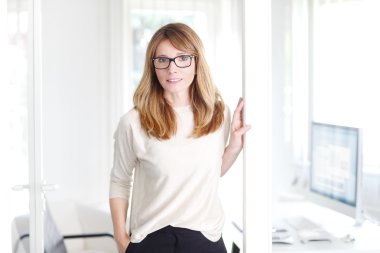 Kadın Yöneticisi ayakta