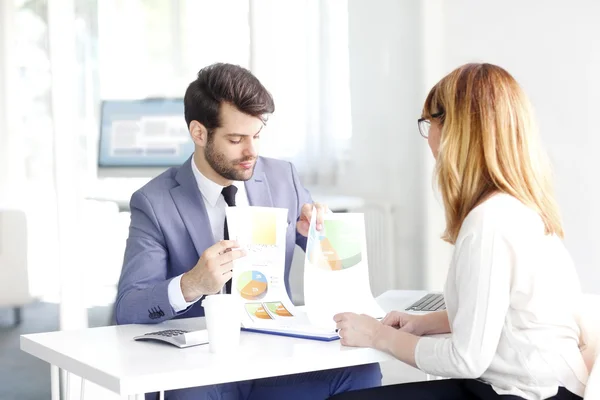 Man die in zijn handen financieel plan — Stockfoto