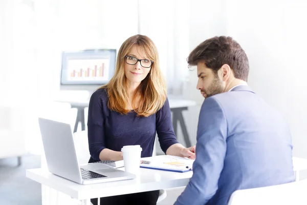 Mujer de negocios consultoría joven profesional hombre — Foto de Stock