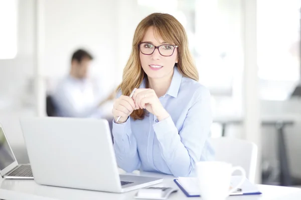 Geschäftsfrau sitzt vor Laptop — Stockfoto