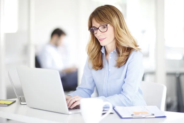 Femme d'affaires travaillant dans le bureau — Photo