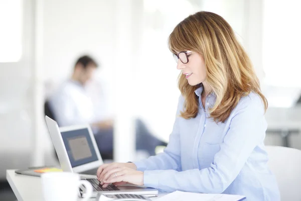 Femme d'affaires assis devant l'ordinateur portable — Photo