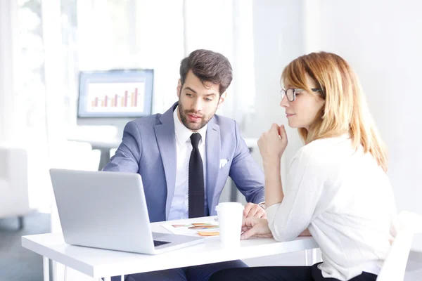 Consultor bancário ajudando um cliente — Fotografia de Stock