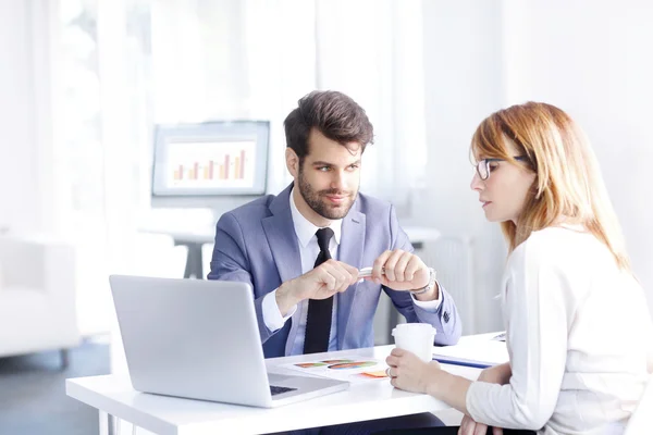 Agente di investimento cliente di consulenza — Foto Stock