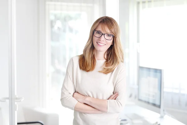 Vertrouwen zakenvrouw permanent in office — Stockfoto