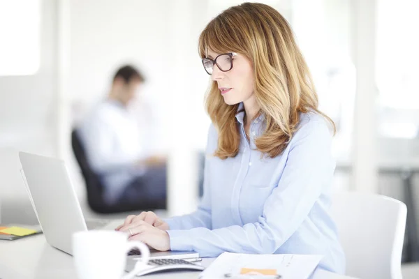 Mujer escribiendo en el teclado — Foto de Stock