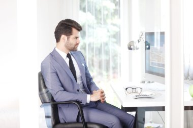 Bilgisayarda çalışan iş adamı 