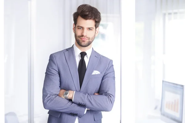 Young businessman with arms crossed — Stock Photo, Image