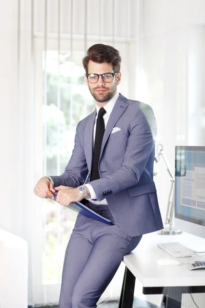 Assistente financeiro segurando área de transferência — Fotografia de Stock